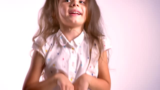 Kleines-Mädchen-springen-und-Hand-in-Hand-wie-Hase,-isoliert-auf-Rosa-Studio-Hintergrund,-lustige-und-nette-Kind