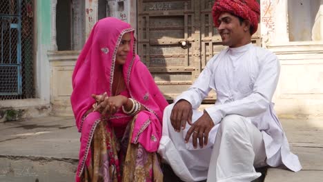 Incline-hacia-arriba-de-un-smart-y-elegantemente-vestido-pareja-India-en-ropa-tradicional