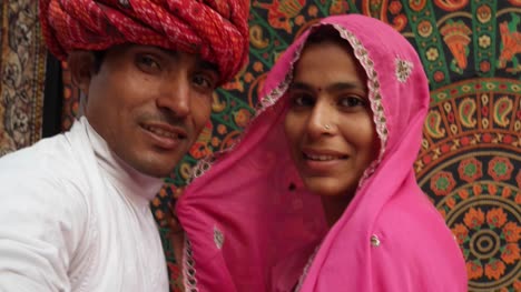 Mano-POV-de-una-cámara-tomando-fotos-selfie-de-una-pareja-India-hermosa-en-ropa-tradicional-en-Rajasthan,-India