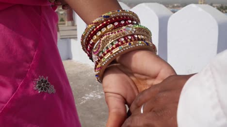 Nahaufnahme-von-ein-paar-Hände-mit-Armreifen-und-traditionelle-indische-Kleidung