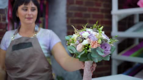 professionellen-Floristen-präsentieren-Hochzeit-Blumenstrauß-im-floralen-Designstudio
