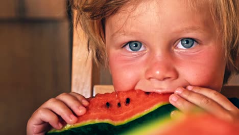 Glückliche-Kinder-mit-großen-roten-Stück-Wassermelone