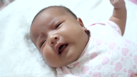 Una-muchacha-recién-nacida-llora-poniendo-en-la-tela-blanca.