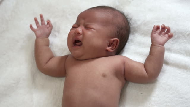 Eine-neugeborene-Mädchen-weint-das-weiße-Tuch-auflegen.