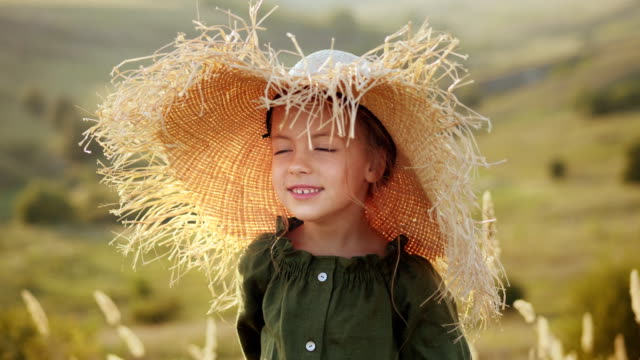 Retrato-de-niña-linda-en-sombrero-de-paja-sonriendo