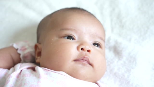 Ein-asiatisches-Neugeborenes-Baby-legte-sich-auf-weißen-Bett.