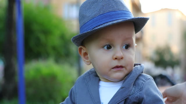 Lindo-bebé-de-once-meses-de-edad-con-su-sombrero-Italiano