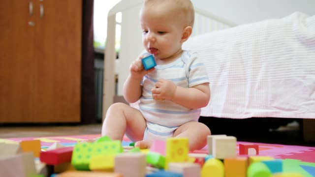 Cute-Baby-Spielen-auf-dem-Boden-zu-Hause