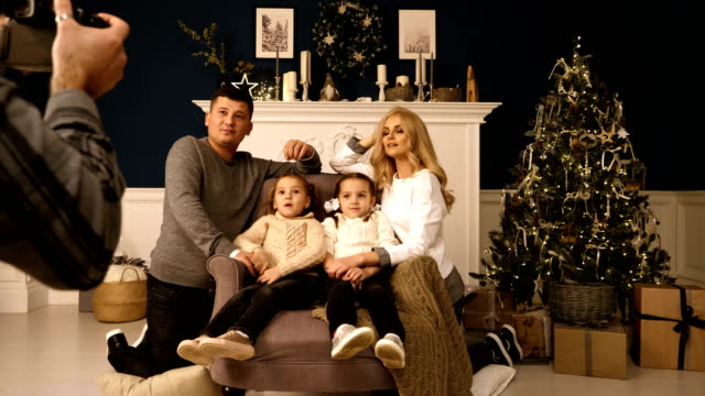 Weihnachts-Foto-Session-im-Studio-Familie-Vater-Mutter-und-zwei-Töchter-von-Fotograf-fotografiert