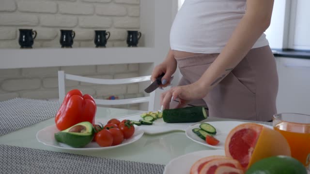 gesunde-Ernährung-während-der-Schwangerschaft,-ist-das-zukünftige-Mutter-mit-dicken-Bauch-Kochen-nützliche-appetitlich-Essen-zum-Frühstück-aus-frischem-Gemüse