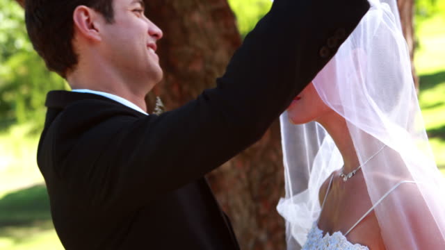 Bräutigam-seine-Braut-lifting-veil-und-küssen-Ihr