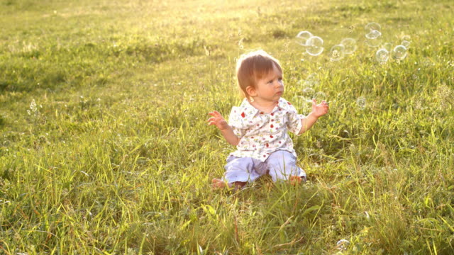 Bebé-sentado-en-la-hierba.
