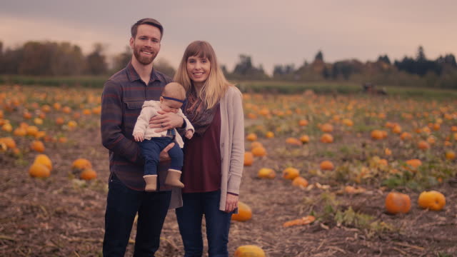 Portrait-of-a-family-at-a-pumpkin-patch