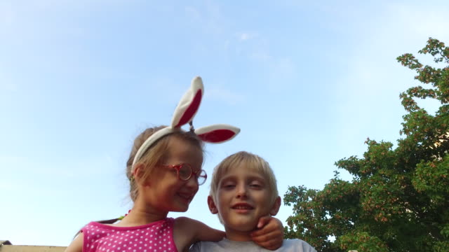 Mädchen-mit-Ohren-und-Gläser-und-junge-mit-weißen-Haaren-Spaß-im-Gespräch-auf-dem-Hintergrund-des-blauen-Himmels.