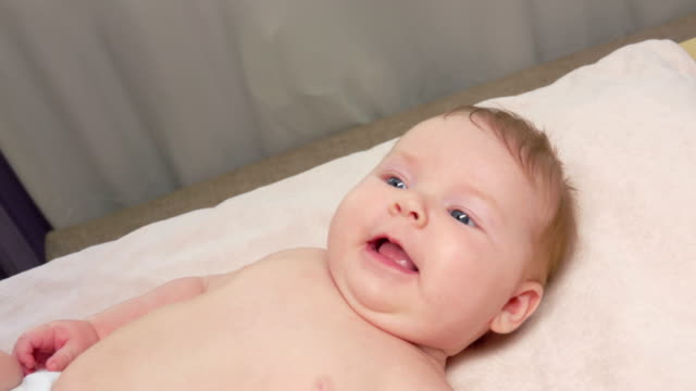 Das-Baby-lacht,-während-Mama-seinen-Bauch-massiert