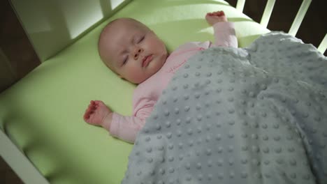 Top-Seite-schlafen-Ansicht-des-Neugeborenen-Baby-Dolly-Schuss-hautnah