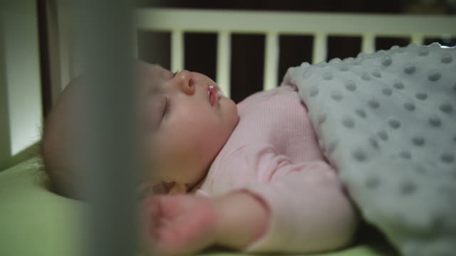 Vista-lateral-de-dormir-bebé-Dolly-tiró-cerca