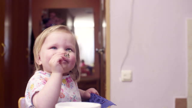 Niña-bebé-comiendo-galletas-y-sonriendo