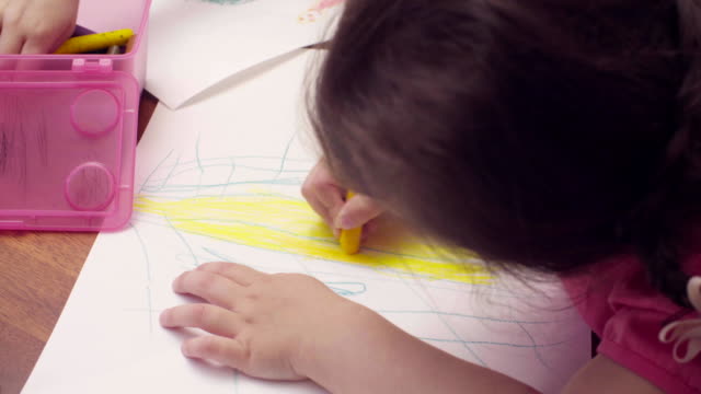 Kleines-Mädchen-an-einem-Tisch-zeichnen