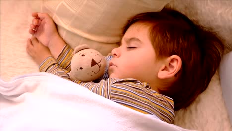 Enge-Porträt-von-3-Jahre-alten-Jungen-schlafen-mit-Teddybär