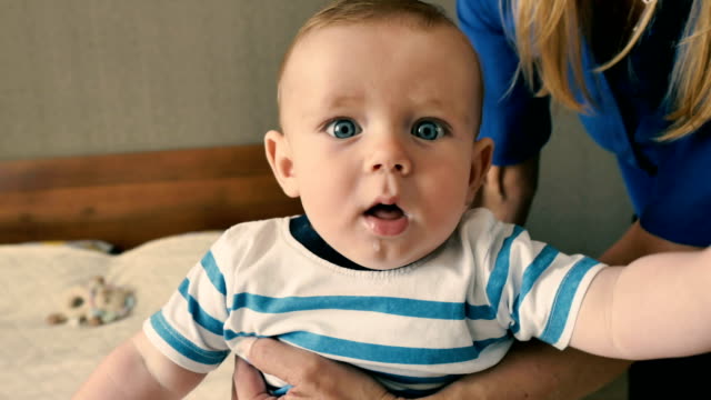Adorable-bebé-de-ojos-azules-es-mirando-en-cámara-con-sorpresa