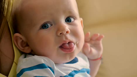 Retrato-de-bebé-encantador-está-comiendo-un-albaricoque