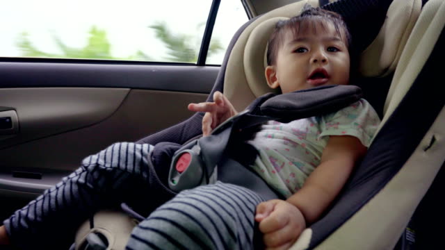 Porträt-von-niedlichen-Kleinkind-Asiatin-im-Kindersitz-sitzen.-Kindersicherheit-im-Verkehr
