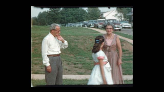 1953-Familie-posiert-mit-Baby-und-Oldtimern