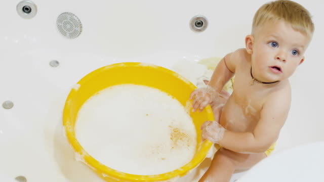 Kleine-Junge-hat-Spaß-in-der-Badewanne