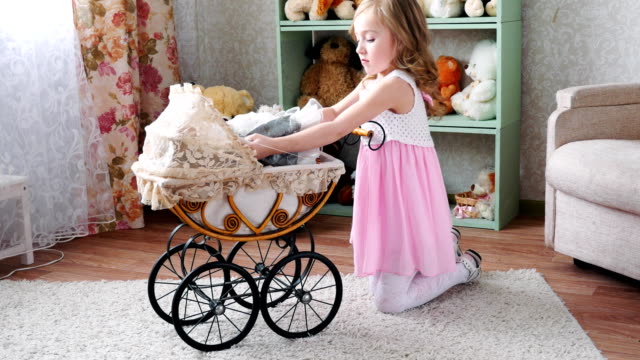 Mädchen-Puppen-platziert-in-einem-Kinderwagen-auf-dem-Hintergrund-der-Regale-mit-Spielzeug