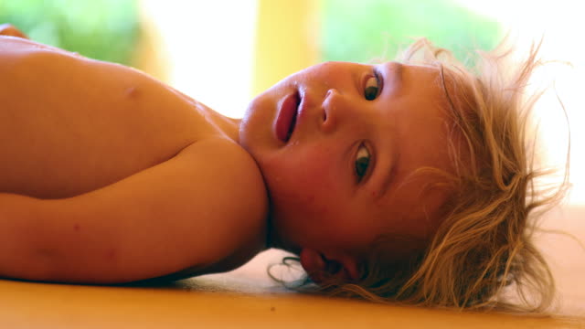 Säugling-Baby-junge-Festlegung-auf-den-Boden-und-Darsteller,-Kamera-in-4-k-Clip-Auflösung