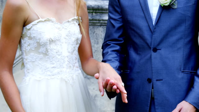 Braut-und-Bräutigam-halten-Hände-4K-4k