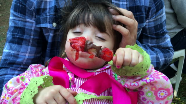 Candid-Moment-der-kleine-Mädchen-essen-Schokolade-Erdbeer-süß