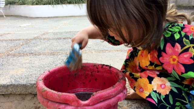 Candid-Moment-der-kleine-Mädchen-spielen-mit-Spielzeug-und-Sandkistenfunktionen-auf-dem-Spielplatz
