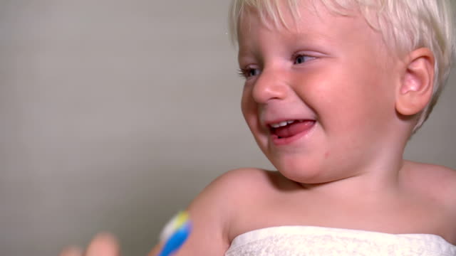 un-niño-de-dos-años,-cepilla-los-dientes-antes-de-ir-a-la-cama
