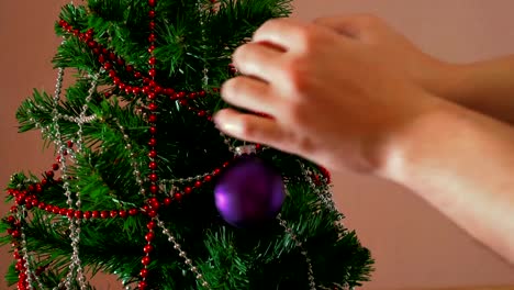 Mans-mano-decoración-árbol-de-Navidad