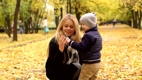 Portrait-of-happy-mother-and-son-in-autumn-Park.