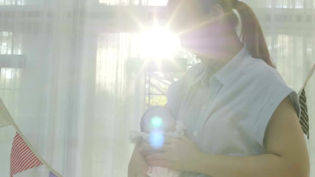 4K-Zeitlupe-glückliche-asiatische-Mutter-umarmt-ihre-neugeborene-Tochter