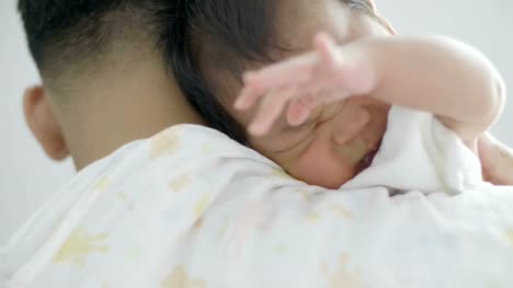 4K-Zeitlupe-glückliche-asiatischen-Vater-kümmern-uns-um-sein-neugeborenes-baby