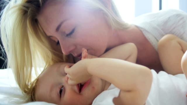 Retrato-de-madre-caucásica-besando-a-su-bebé