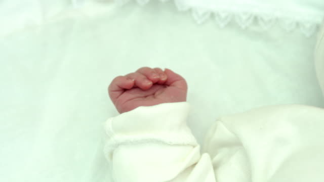 Retrato-de-un-bebé-recién-nacido-en-el-hospital.