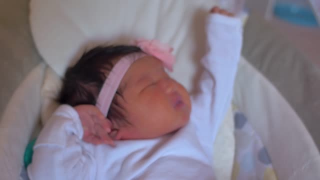 Nahaufnahme-eines-neugeborenen-Babys-schlafen-und-Dehnung-in-eine-Wippe