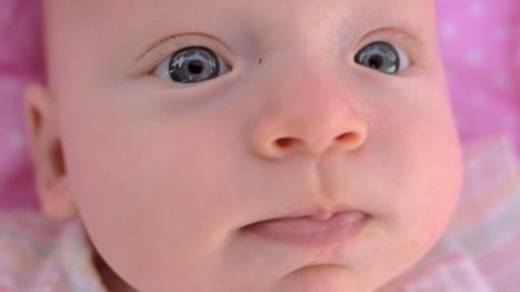 Niña-de-ojos-azules-de-tres-meses