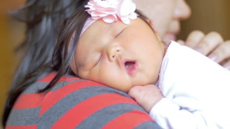 Ein-neugeborenes-Baby-schlafen-auf-ihrer-Mutter-Schulter