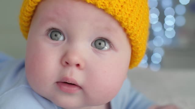 Baby-mit-grauen-Augen