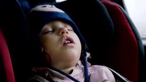 Baby,-Kind-schläft-während-der-Fahrt-im-Kindersitz