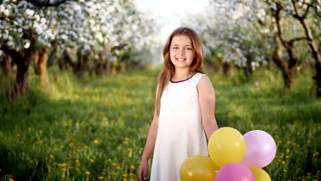Porträt-eines-jungen-Mädchens-in-einer-blühenden-Apfelbäumen