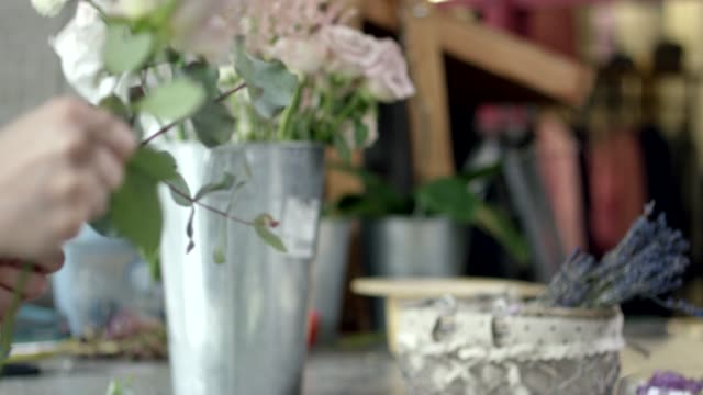 Junge-Floristin-montiert-einen-Blumenstrauß
