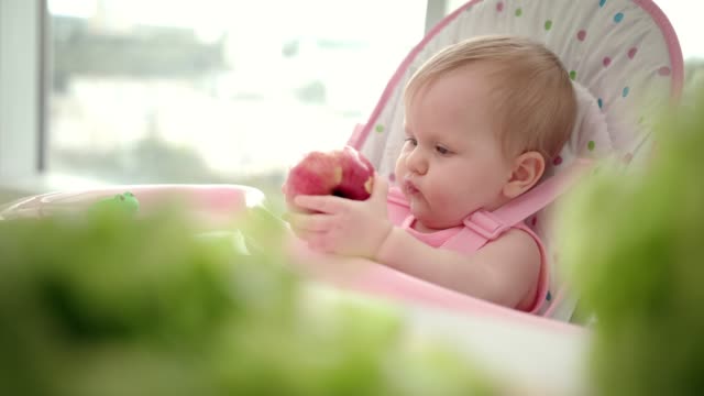 Kleinkinder-essen-Apfel.-Baby-Frühstück-mit-frischen-Früchten.-Gesundes-Essen-Kinder