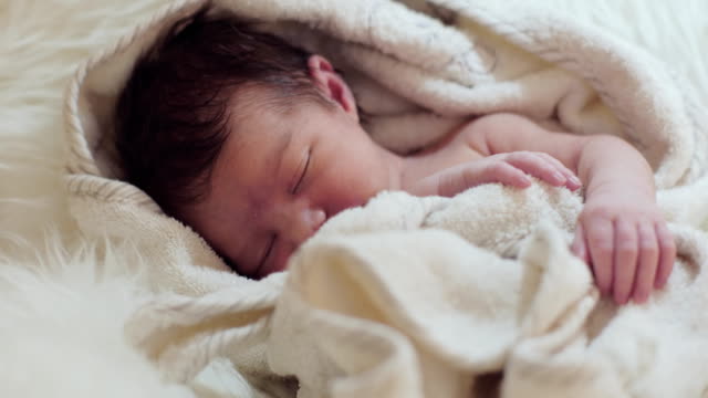 Neugeborenes-Babymädchen.